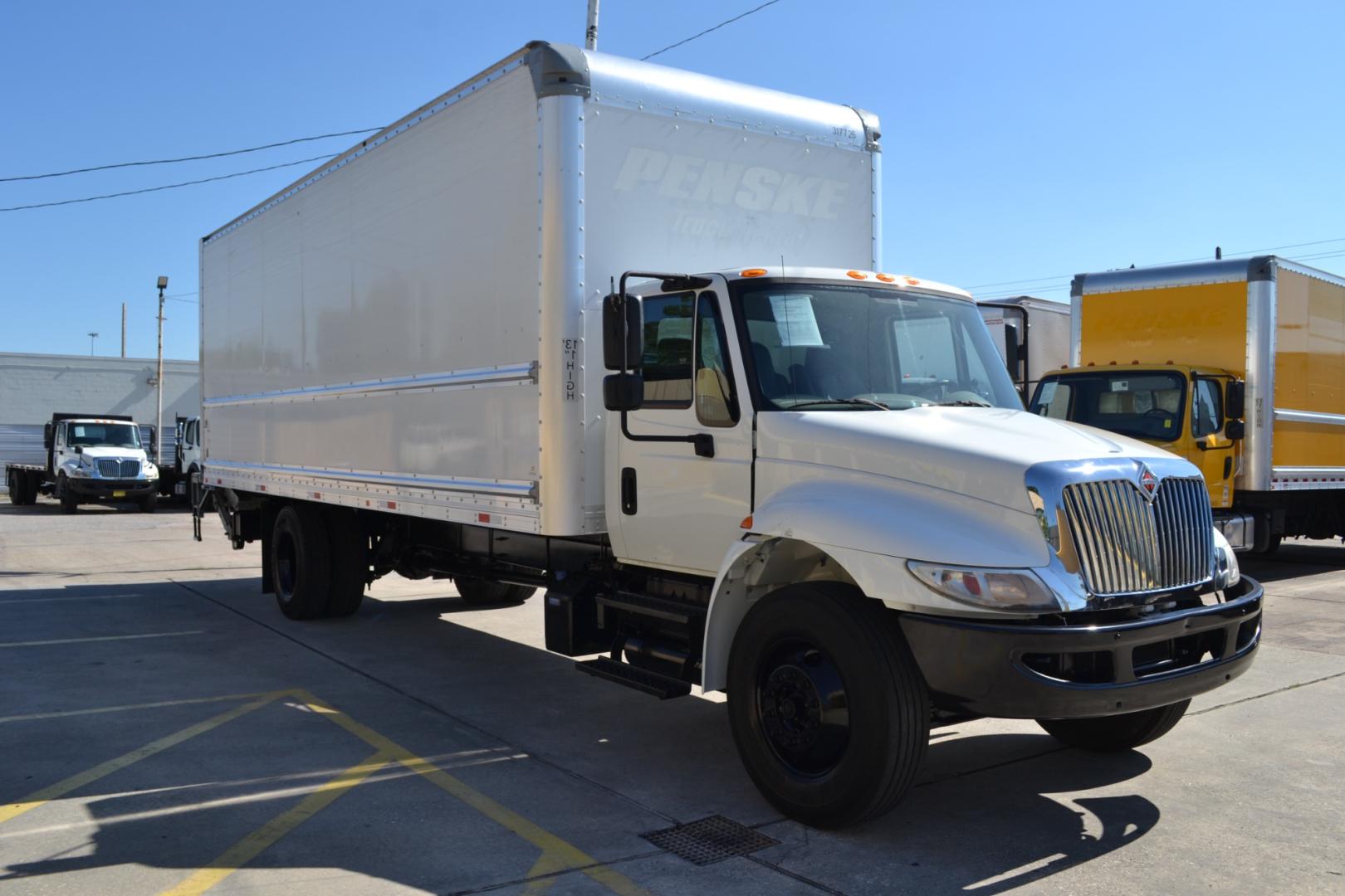 2018 WHITE /GRAY INTERNATIONAL 4300 with an CUMMINS ISB 6.7L 240HP engine, EATON FULLER PROCISION AUTOMATIC transmission, located at 9172 North Fwy, Houston, TX, 77037, (713) 910-6868, 29.887470, -95.411903 - Photo#2